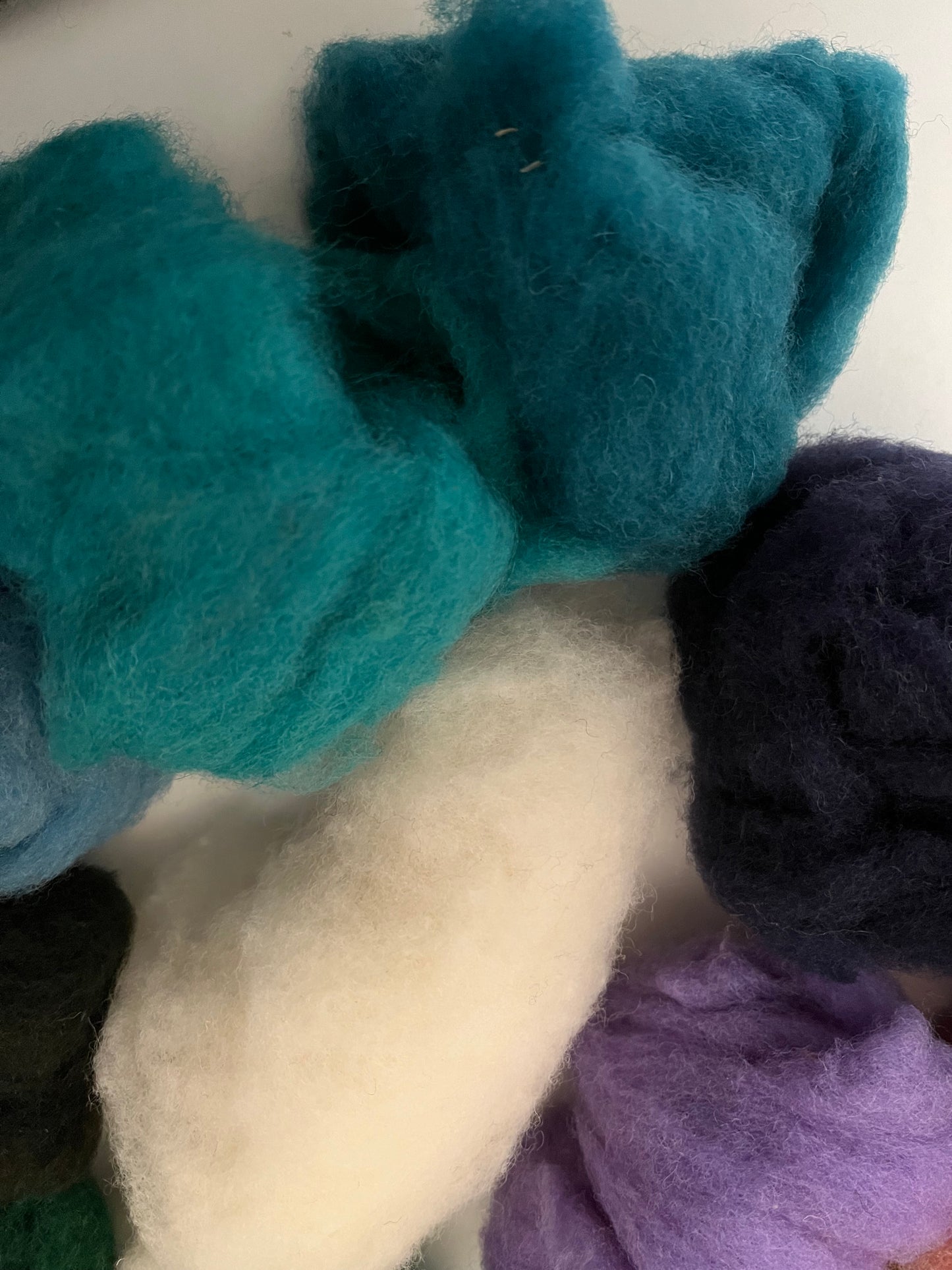FELTING WOOL, 12 COLOURS & NATURAL FLEECE - Arts&Crafts