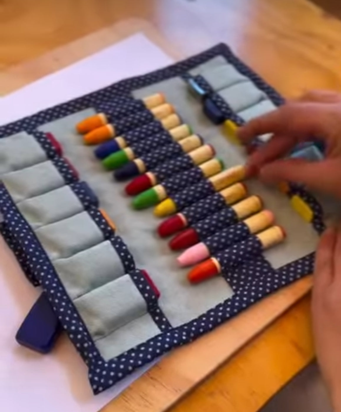 Art Set - CRAYON POUCH avec 24 CRAYONS DE CIRE D'ABEILLE : 12 BLOCS & 12 STICK, et un livret de dessins