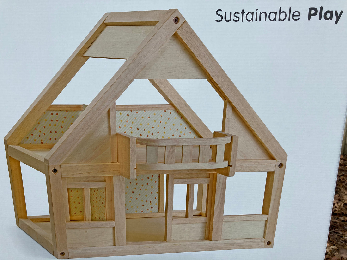 MAISON DE POUPÉE EN BOIS