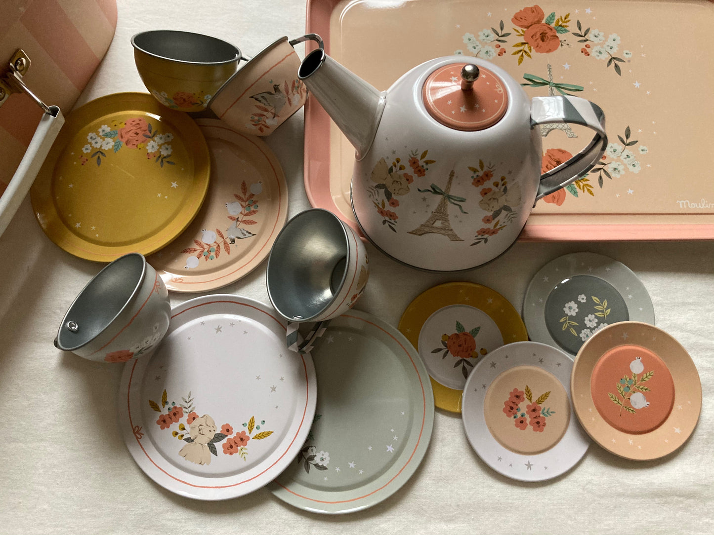 Keeping House - TEA SERVICE for FOUR, in a carrying case!