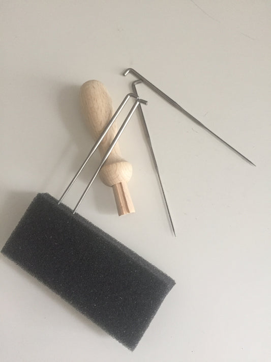 AIGUILLES À FEUTRE ET SUPPORT EN BOIS, Arts&Crafts