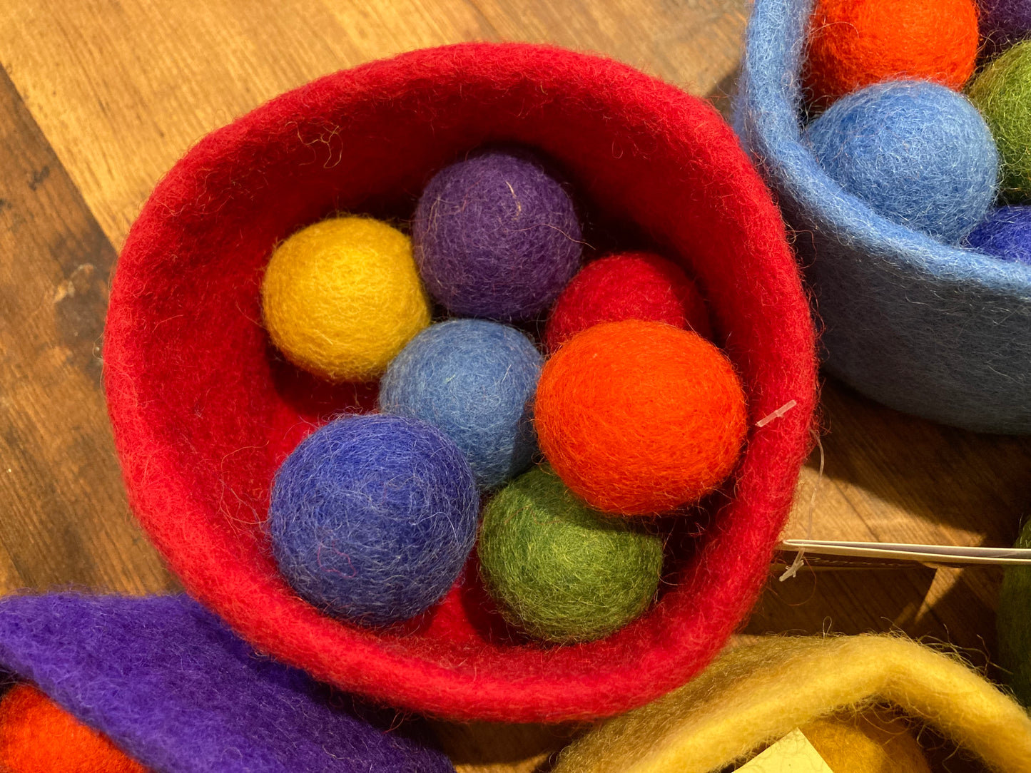 Jouets feutrés pour bébé et maison de poupée - BOL EN FEUTRE COULEUR AVEC 7 BOULES EN FEUTRE