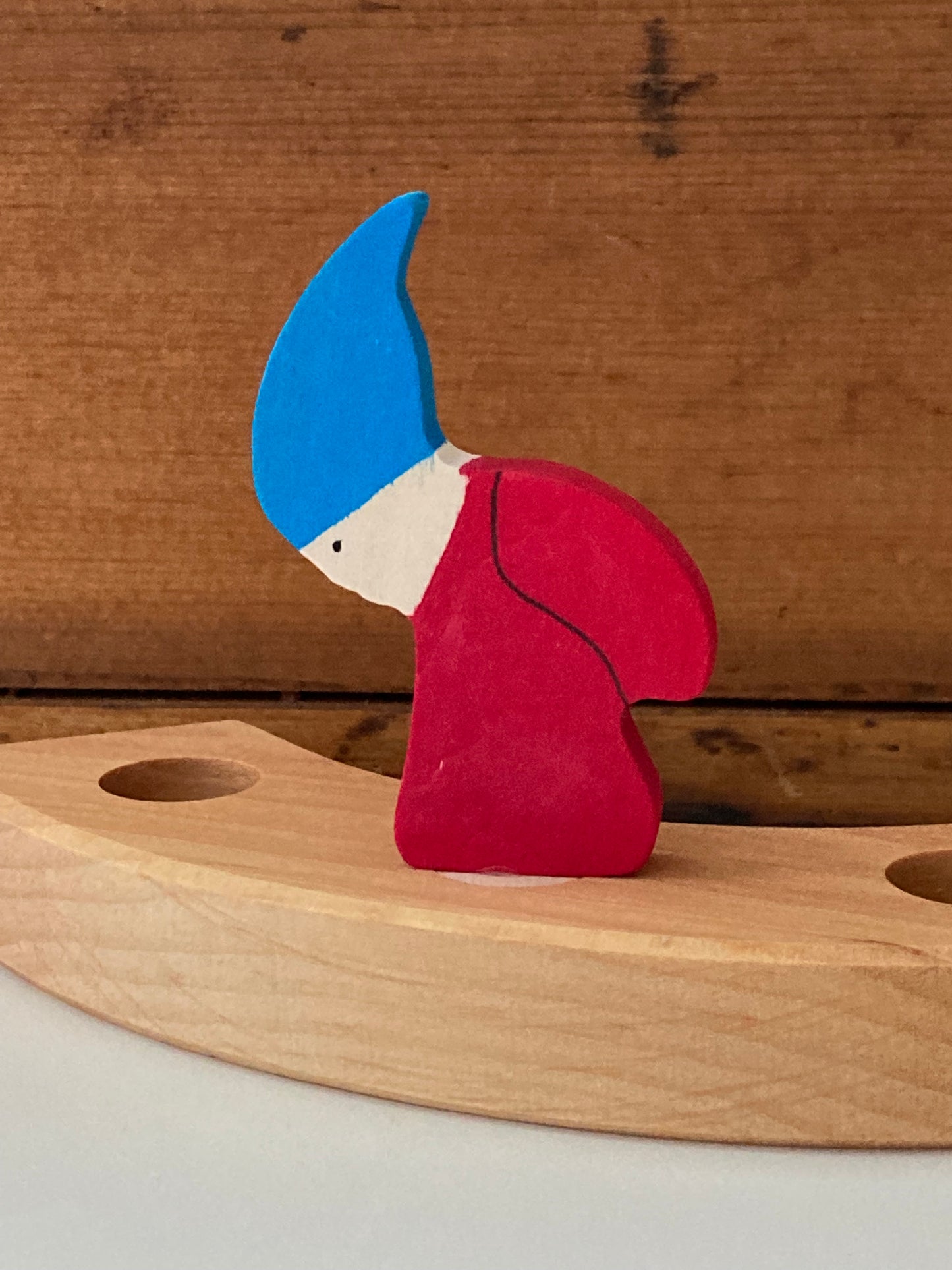 Déco en Bois par Grimm's - NAIN, Rouge avec Chapeau Bleu