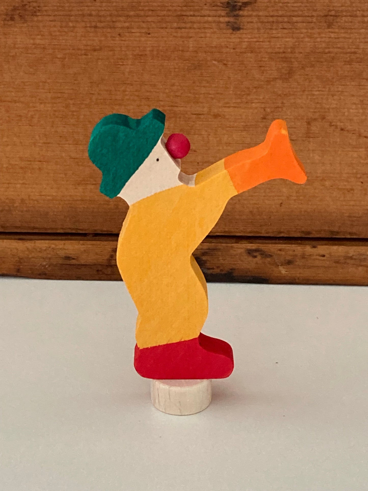 Déco en Bois de Grimm's - CLOWN avec une TROMPETTE en Jaune