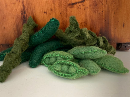 Kitchen Play Food - Felted GREEN PEAS & GREEN BEANS & ASPARAGUS, 12 pieces!