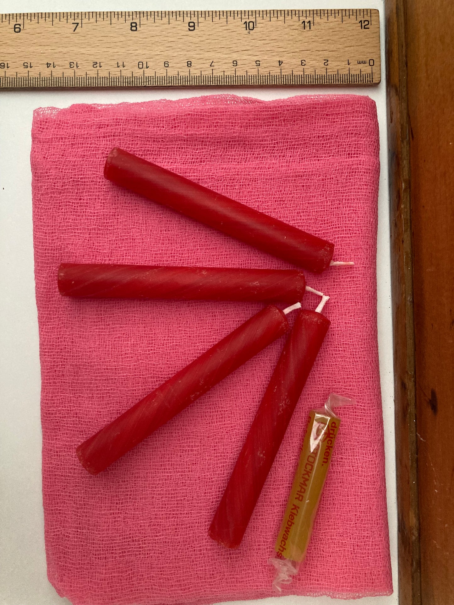 Bougies en cire d'abeille - 4 petites BOUGIES ROUGES et cire collante (10 cm/4 pouces)