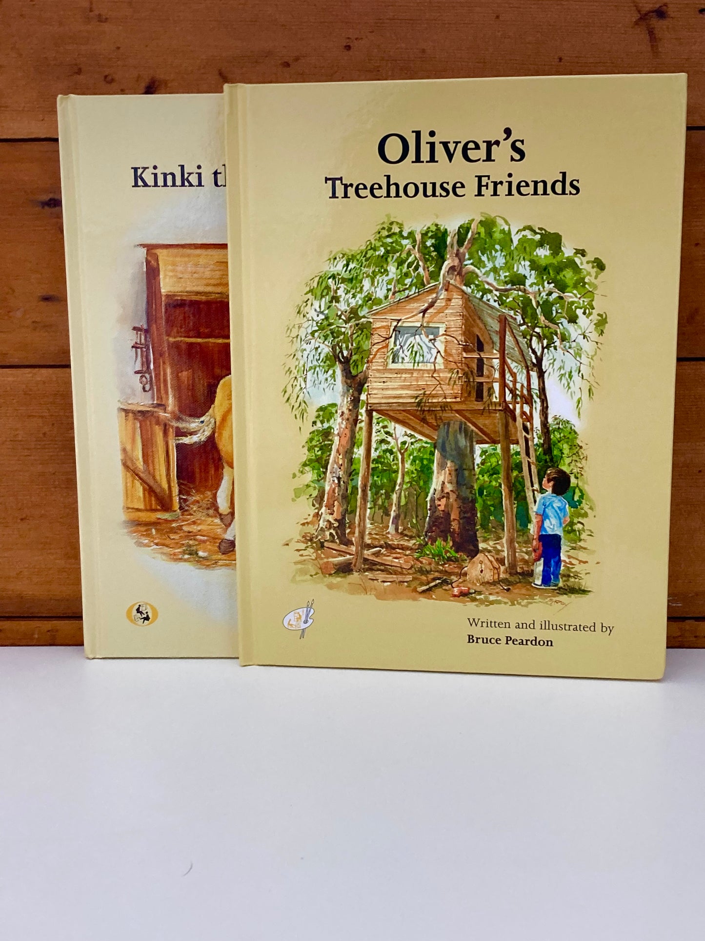 Livre d'images pour enfants - Artistes peignant la bouche et les pieds, 2 titres au choix : KINKI THE CHEEKY COLT. Les amis de la cabane dans les arbres d'Olivier.