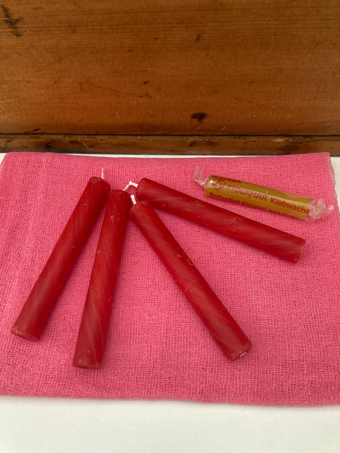 Bougies en cire d'abeille - 4 petites BOUGIES ROUGES et cire collante (10 cm/4 pouces)