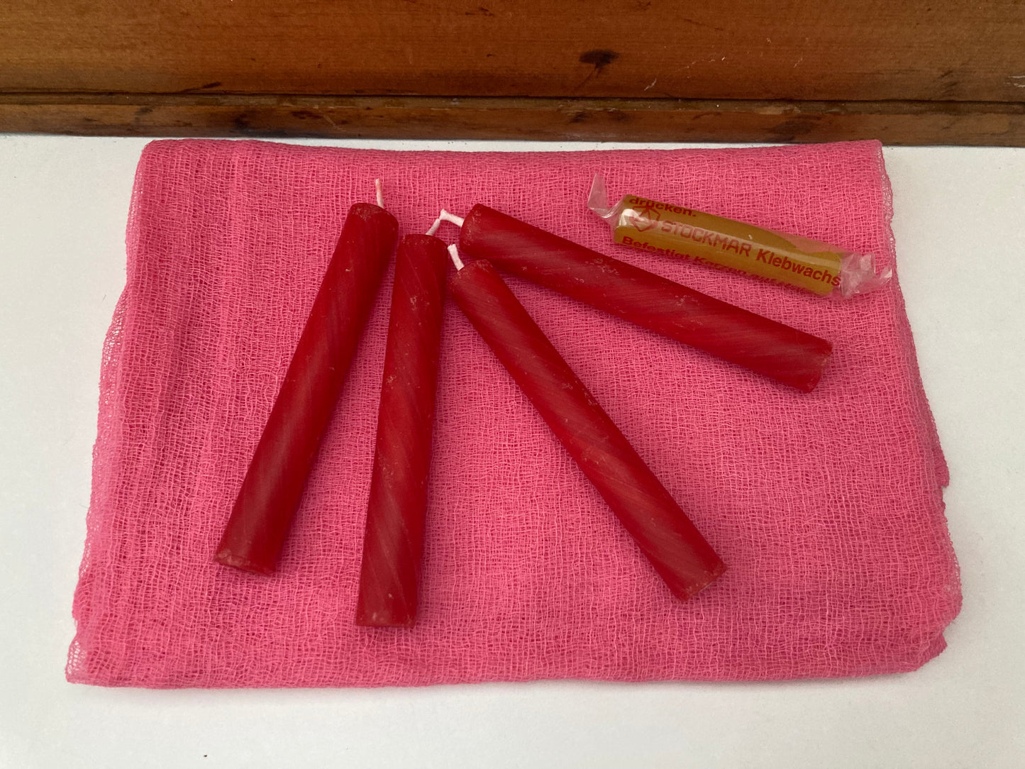 Bougies en cire d'abeille - 4 petites BOUGIES ROUGES et cire collante (10 cm/4 pouces)