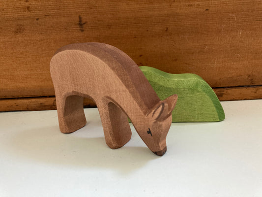 Wooden Dollhouse Play - RED DEER, DOE - Eating