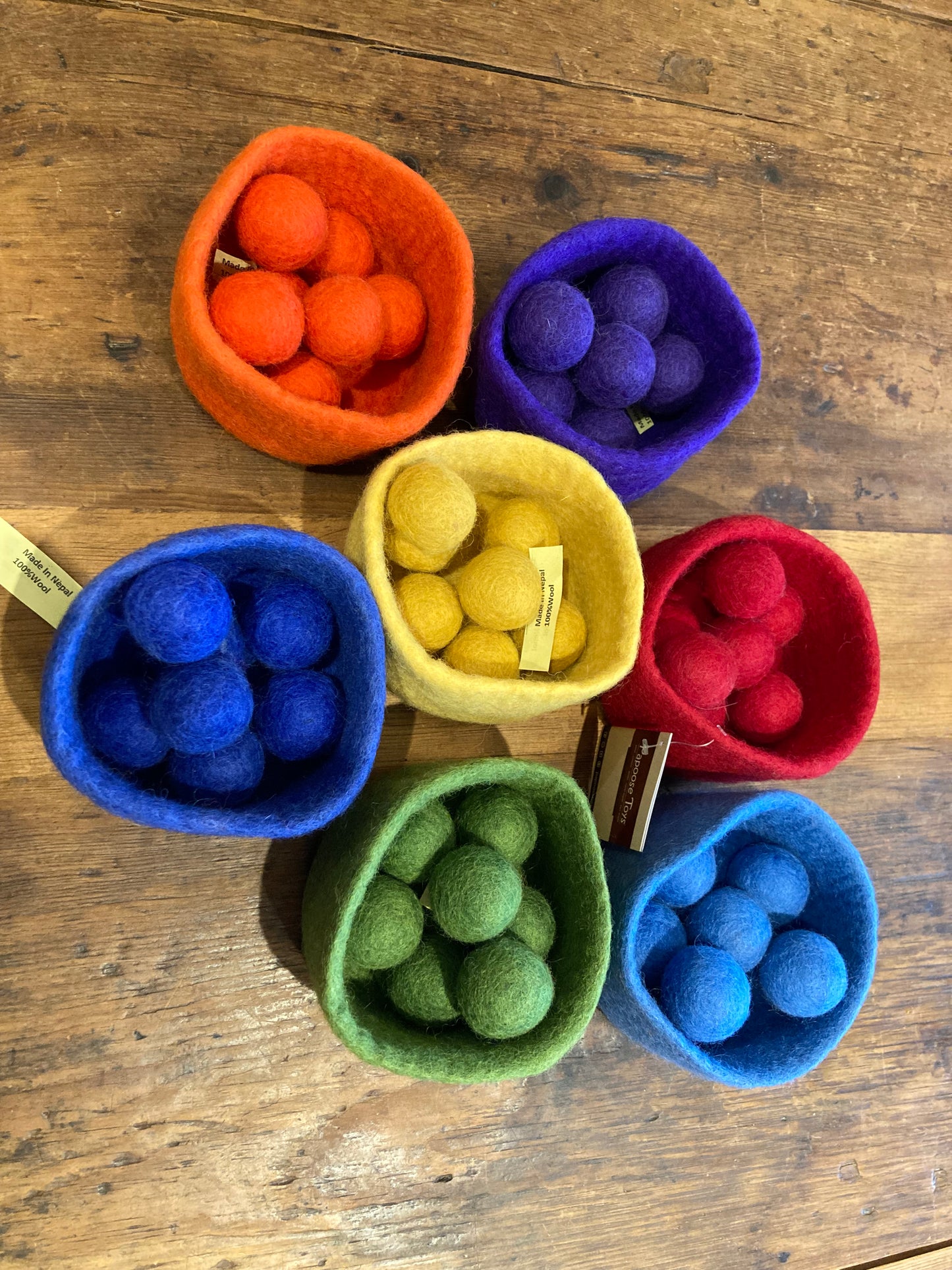 Jouets feutrés pour bébé et maison de poupée - BOLS EN FEUTRE EN 7 COULEURS AVEC 49 BOULES EN FEUTRE