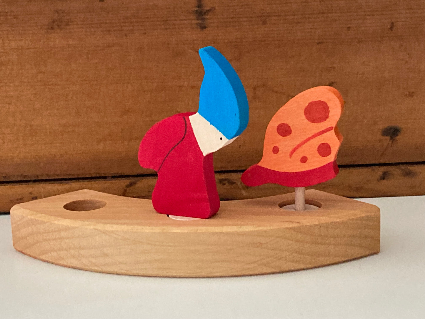 Déco en Bois par Grimm's - NAIN, Rouge avec Chapeau Bleu