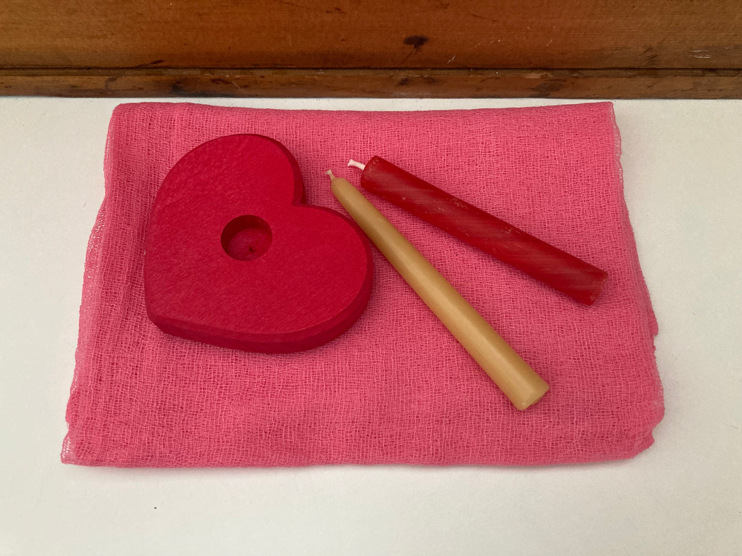 Bougies en cire d'abeille - 4 petites BOUGIES ROUGES et cire collante (10 cm/4 pouces)