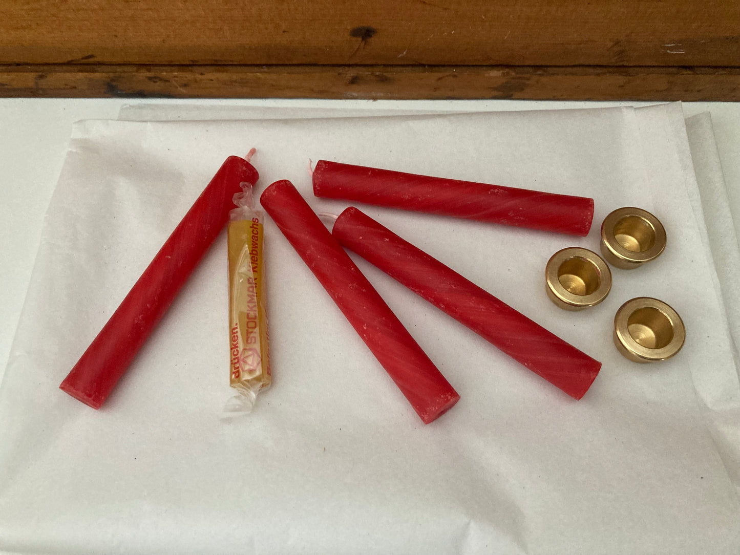 Bougies en cire d'abeille - 4 petites BOUGIES ROUGES et cire collante (10 cm/4 pouces)