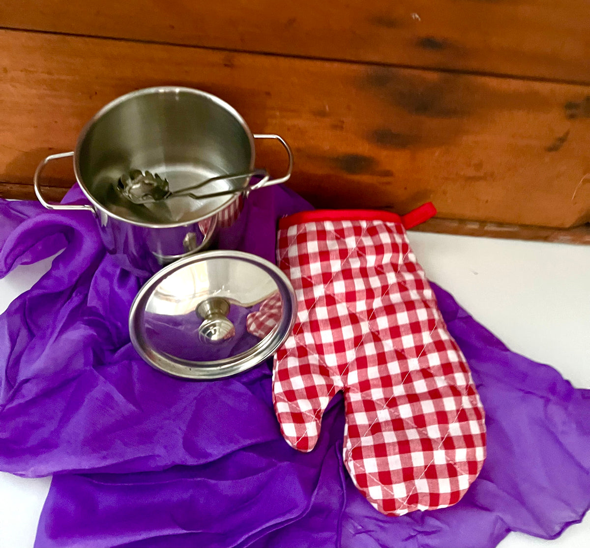 Kitchen Pots - Stainless STOCK POT, with OVEN MITT and NOODLE STRAINER Kitchen Utensil
