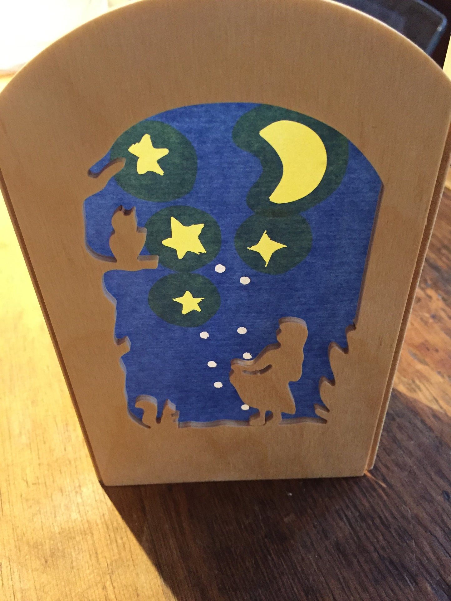 Silhouette en bois sculpté et papier de soie - ENFANTS RACINES