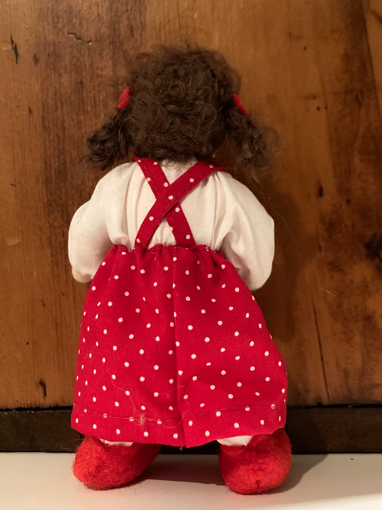 Dollhouse Waldorf Doll - L'ENFANT AULNE DE GRIMM en ROBES