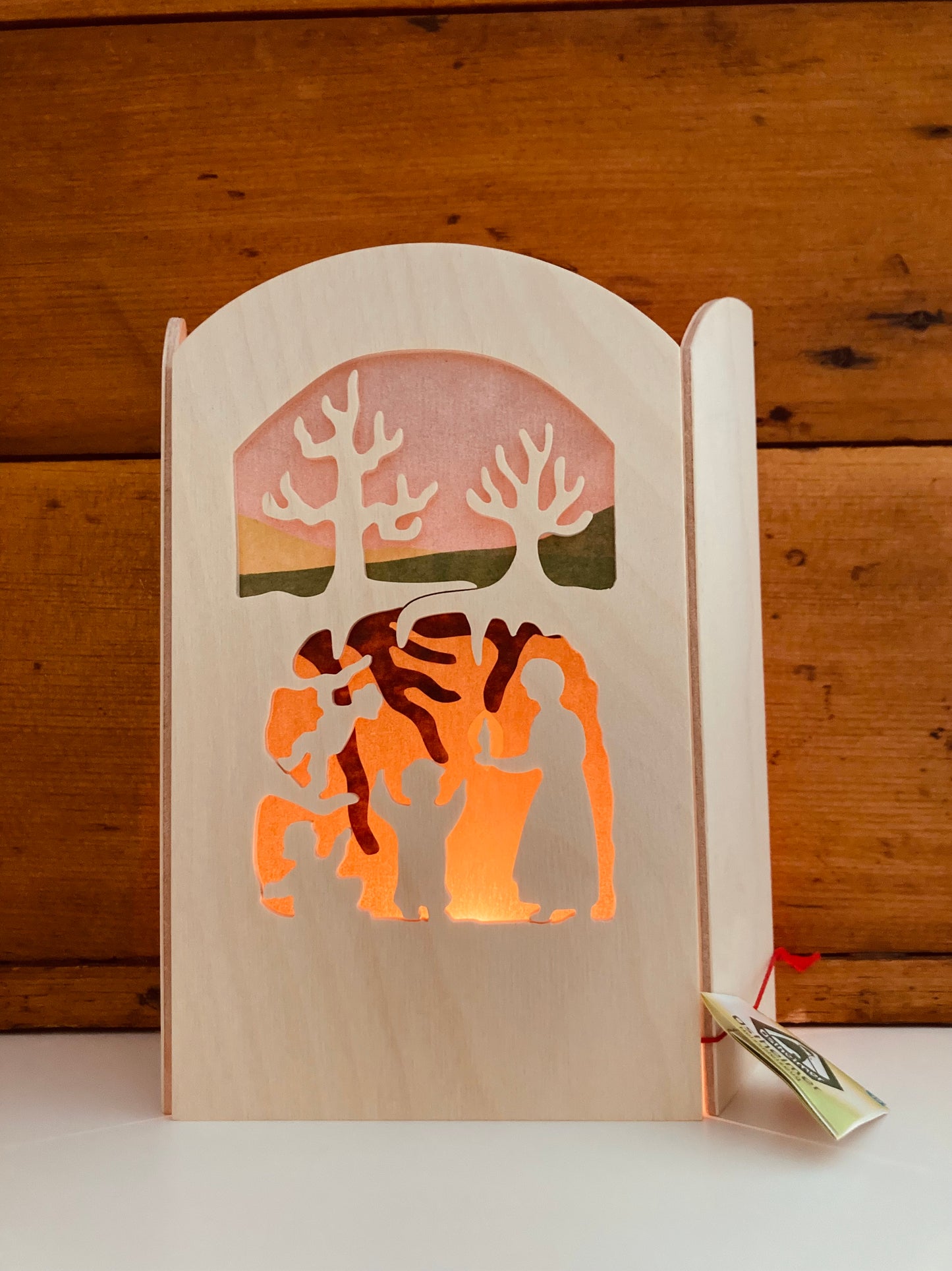Silhouette en bois sculpté et papier de soie - ENFANTS RACINES