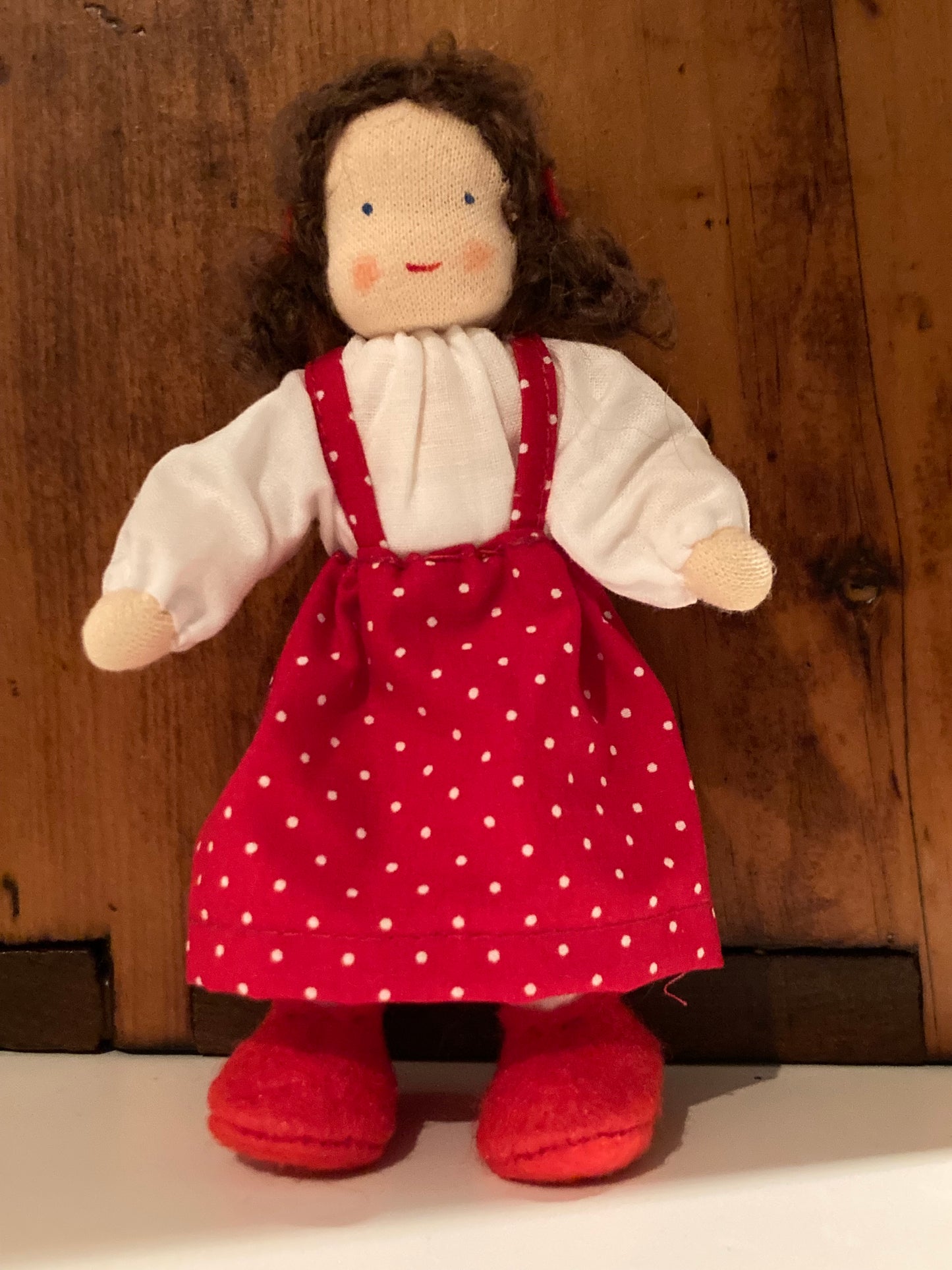 Dollhouse Waldorf Doll - L'ENFANT AULNE DE GRIMM en ROBES