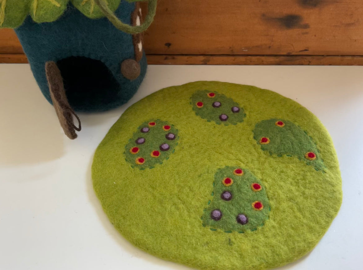 Dollhouse Play - FELTED OAK LEAF FAIRY HOUSE, with mat