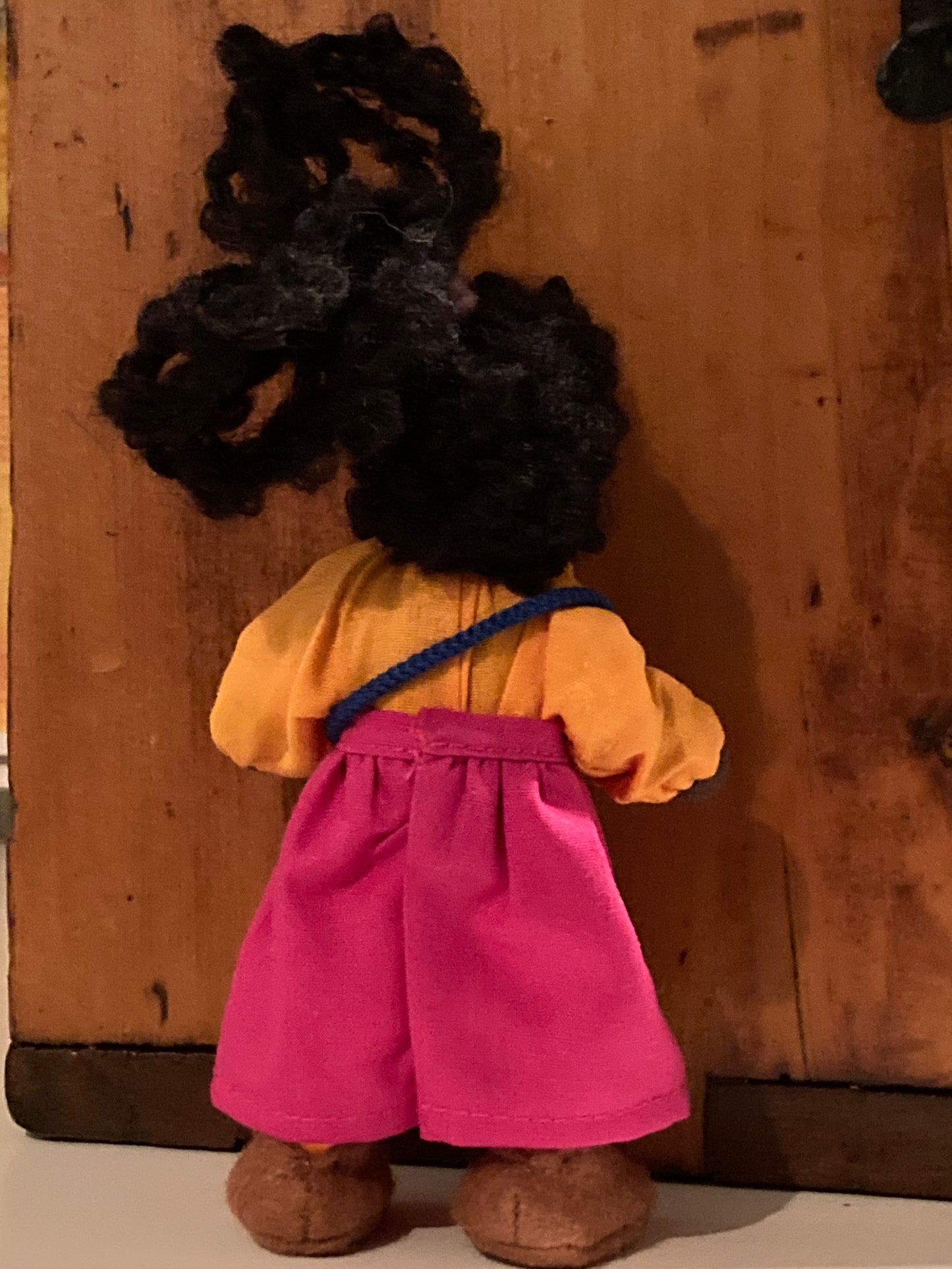 Dollhouse Waldorf Doll - L'ENFANT ÉBÈNE DE GRIMM en ROBES